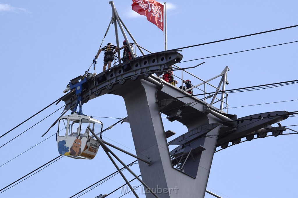 Koelner Seilbahn Gondel blieb haengen Koeln Linksrheinisch P045.JPG - Miklos Laubert